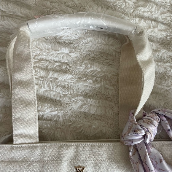VICTORIA'S SECRET OFF WHITE BAG W/ PURPLE FLORAL SCARF NEW WITH TAGS "FLAW" - Picture 5 of 16